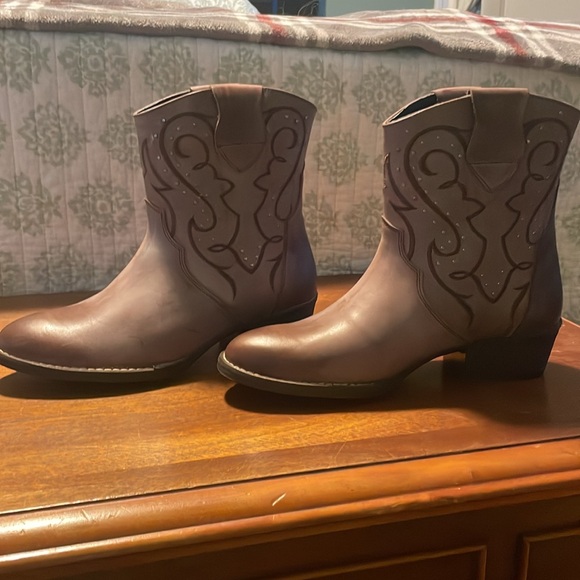 Brand new never been worn ankle booties. Brown leather size 9.5 - Picture 2 of 4